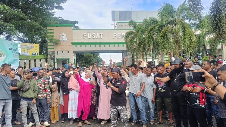 Ratusan masyarakat penambang emas di Nagan Raya sambut kehadiran tim satuan tugas khusus (Satgassus) penertiban tambang bentuk Gubernur Aceh, Sabtu, (04/10/2025) di gerbang menuju kompleks perkantoran Suka Makmue, Gampong Lueng Baro, Suka Makmue Nagan Raya.