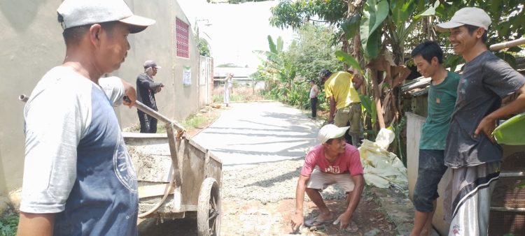 Realisasi Anggaran Dana Desa Tahun 2025 Desa Bojongnangka Berupa Betonisasi Jalan Lingkungan Sepanjang 100 m,lebar 3 m,dan tinggi 0,07 m,dengan nilai sebesar Rp.35.000.000. (Foto. Dok: RH/Mitrapolri.com)