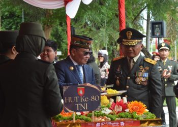 Kodam XXII/Tambun Bungai melaksanakan upacara HUT TNI di halaman Kantor Gubernur Provinsi Kalimantan Tengah, Jl. RTA Milono, Kota Palangka Raya, Minggu (5/10/2025).