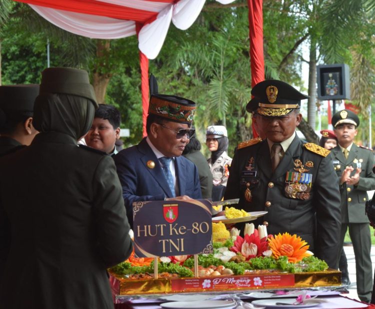 Kodam XXII/Tambun Bungai melaksanakan upacara HUT TNI di halaman Kantor Gubernur Provinsi Kalimantan Tengah, Jl. RTA Milono, Kota Palangka Raya, Minggu (5/10/2025).