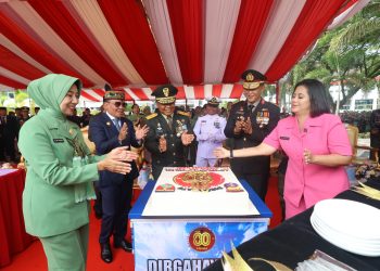 Kepala Kepolisian Daerah Kalimantan Tengah, (Kapolda Kalteng) Irjen Pol Iwan Kurniawan, S.IK., M.Si. menghadiri Upacara Parade dalam rangka Hari Ulang Tahun Tentara Nasional Indonesia (TNI) ke-80, di Lapangan Kantor Gubernur, Jl. RTA. Milono, Kota Palangka Raya, Minggu (5/10/25).