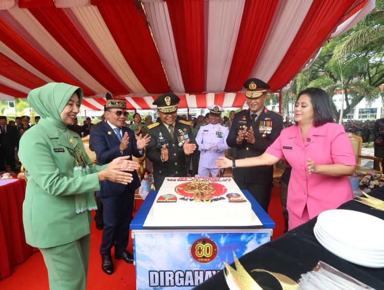 Kepala Kepolisian Daerah Kalimantan Tengah, (Kapolda Kalteng) Irjen Pol Iwan Kurniawan, S.IK., M.Si. menghadiri Upacara Parade dalam rangka Hari Ulang Tahun Tentara Nasional Indonesia (TNI) ke-80, di Lapangan Kantor Gubernur, Jl. RTA. Milono, Kota Palangka Raya, Minggu (5/10/25).