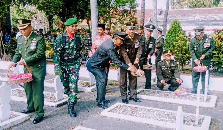 Kodim 0402/OKI-OI melaksanakan upacara Ziarah Nasional di Taman Makam Pahlawan (TMP) Kesuma Bangsa, Kayuagung, Kabupaten Ogan Komering Ilir (OKI), Jumat pagi (3/10).