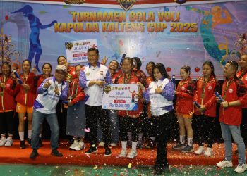Turnamen Bola Voli Kapolda Kalteng Cup 2025, yang digelar di GOR Serbaguna, Jl. Tjilik Riwut Km.5, Kota Palangka Raya, resmi ditutup Kapolda Irjen Pol Iwan Kurniawan, S.IK., M.Si. bersama Gubernur H. Agustiar Sabran, Minggu (5/10/25) malam.