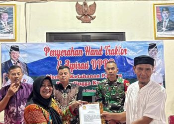 Anggota DPRD Kabupaten Purbalingga dari Fraksi Gerindra, Yuniarti, S.H., menyerahkan sejumlah bantuan aspirasi kepada kelompok tani, kelompok peternakan, dan pelaku UMKM di Desa Bojanegara, Kecamatan Padamara, pada malam hari.