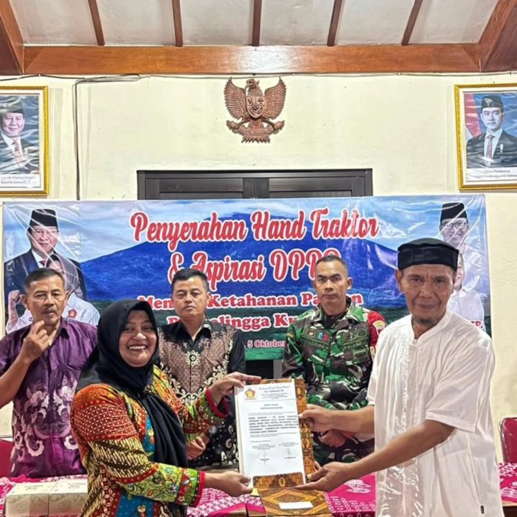 Anggota DPRD Kabupaten Purbalingga dari Fraksi Gerindra, Yuniarti, S.H., menyerahkan sejumlah bantuan aspirasi kepada kelompok tani, kelompok peternakan, dan pelaku UMKM di Desa Bojanegara, Kecamatan Padamara, pada malam hari.