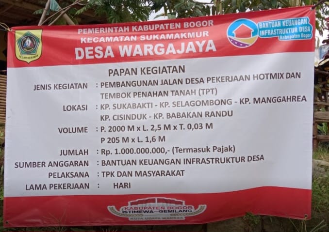 Pemerintahan Desa Warga Jaya Kecamatan Sukamakmur Realisasikan Anggaran Bantuan Keuangan Infrastruktur Desa Dalam Pembangunan Jalan Desa Pekerjaan Hotmix dàn Tembok Penahan Tanah (TPT). (Foto. Dok: RH / Mitrapolri.com)