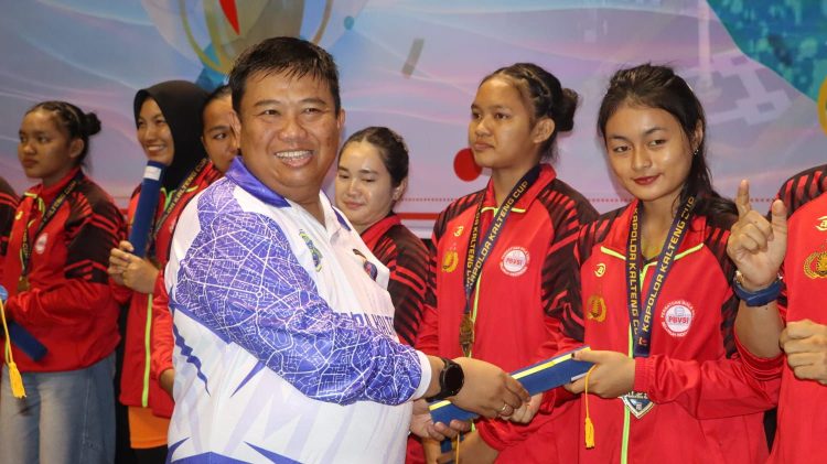 Polresta Palangka Raya melaksanakan pengamanan kegiatan Tournament Bola Voli Kapolda Kalteng Cup 2025 yang memasuki babak final dan penutupan, Minggu (5/10/2025) malam. Kegiatan berlangsung di Gedung Serbaguna Indoor Jalan Tjilik Riwut Km 5, Kelurahan Bukit Tunggal, Kecamatan Jekan Raya, Kota Palangka Raya.