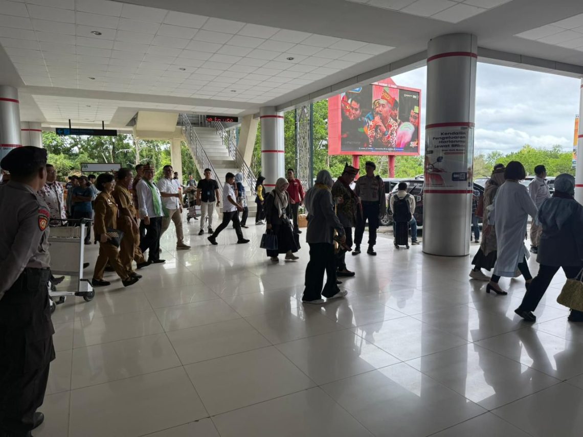 Personel Polresta Palangka Raya melaksanakan pengamanan kedatangan rombongan Komisi IX DPR RI di Bandara Tjilik Riwut, Senin (6/10/2025).