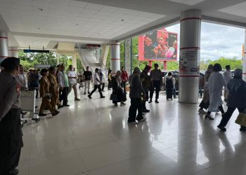 Personel Polresta Palangka Raya melaksanakan pengamanan kedatangan rombongan Komisi IX DPR RI di Bandara Tjilik Riwut, Senin (6/10/2025).
