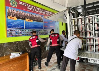 Personel Direktorat Samapta Polda Kalimantan Tengah (Kalteng), melaksanakan tugas pengawalan pendistribusian MBG (Makan Bergizi Gratis), bertepat pada dapur SPPG Palangka 2 Jl. Garuda 5 dan dapur SPPG Khusus Diponegoro. Tim pengawalan melaksanakan pengawalan ke berbagai SDN yang ada di Kota Palangka Raya. Senin (06/10/2025).