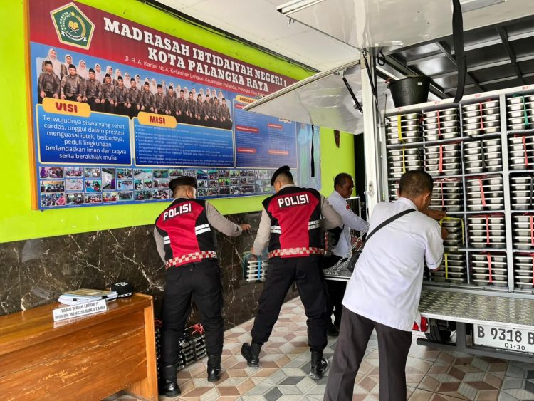 Personel Direktorat Samapta Polda Kalimantan Tengah (Kalteng), melaksanakan tugas pengawalan pendistribusian MBG (Makan Bergizi Gratis), bertepat pada dapur SPPG Palangka 2 Jl. Garuda 5 dan dapur SPPG Khusus Diponegoro. Tim pengawalan melaksanakan pengawalan ke berbagai SDN yang ada di Kota Palangka Raya. Senin (06/10/2025).