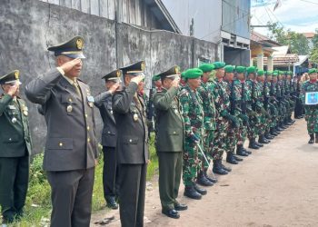 Komandan Kodim (Dandim) 1015/Sampit Letkol Inf Dwi Candra Setyawan yang di wakili Perwira Penghubung Kodim 1015/Sampit Mayor Inf Joko Susilo pimpin upacara persemayaman jenazah almarhum Purnawirawan Peltu Imansyah secara militer bertempat di TPU Muslimin Wengga Jaya Agung Jl. Wengga 9 Kel. Baamang Barat Kecamatan. Baamang Kabupaten Kotawaringin timur, Senin 06/10/2025.