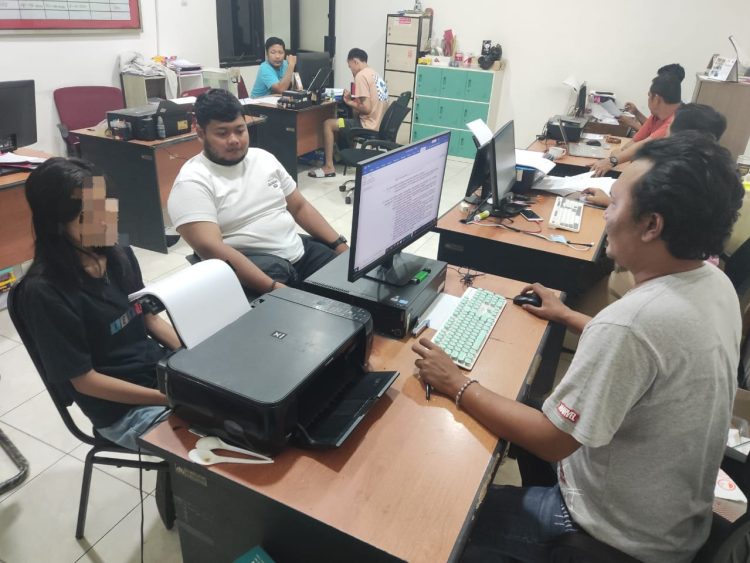 Dua tersangka merupakan seorang pria berinisial RN (30), warga Kecamatan Baturraden, Banyumas dan seorang wanita inisial TAN (30), warga Kota Tegal. Keduanya kini telah diamankan untuk menjalani proses hukum lebih lanjut di Mapolresta Banyumas.