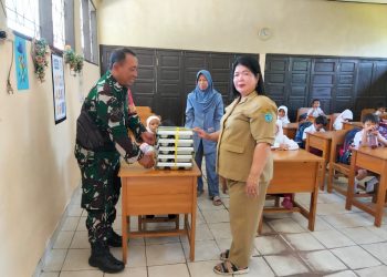 Babinsa 1016 -01 / Pahandut Kodim 1016 / Palangka Raya Serda Dedy Irawan melaksanakan monitoring serta pendampingan pembagian Makan Bergizi Gratis di SDN 10 Langkai Jalan Temanggung Tandang Kelurahan Langkai Kecamatan Pahandut, Palangka Raya Provinsi Kalimantan Tengah, Selasa (7/10/2025).