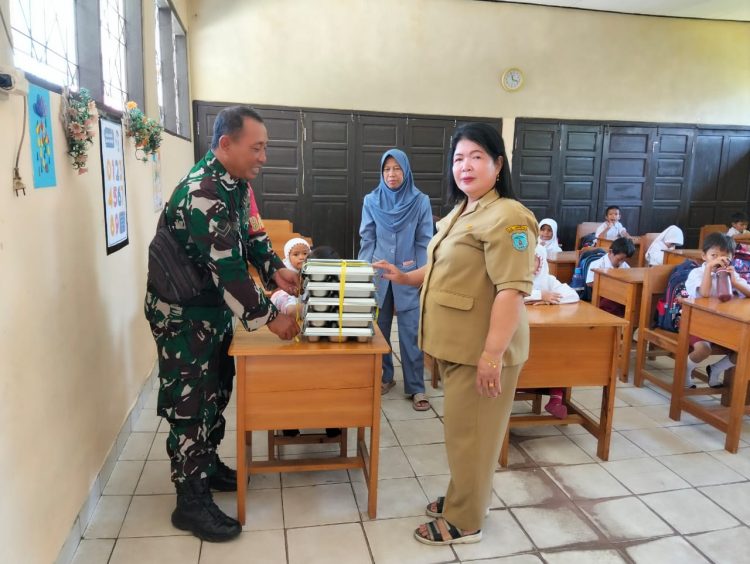 Babinsa 1016 -01 / Pahandut Kodim 1016 / Palangka Raya Serda Dedy Irawan melaksanakan monitoring serta pendampingan pembagian Makan Bergizi Gratis di SDN 10 Langkai Jalan Temanggung Tandang Kelurahan Langkai Kecamatan Pahandut, Palangka Raya Provinsi Kalimantan Tengah, Selasa (7/10/2025).