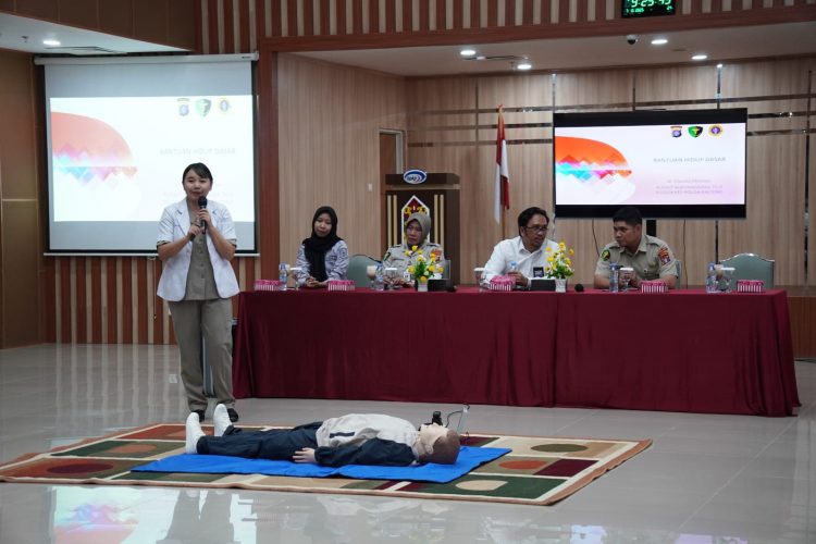 Rumkit Bhayangkara memberikan pelatihan pertolongan pertama (First Aid) kepada para pegawai Badan Pengawasan Keuangan dan Pembangunan (BPKP) Perwakilan Kalimantan Tengah bertempat di Aula Kantor BPKP Kalteng, Selasa (7/10/2025) siang.