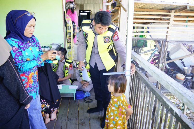 Rumah Sakit (Rumkit) Bhayangkara Tingkat III Palangka Raya Polda Kalteng terus menunjukkan komitmennya dalam mendukung peningkatan derajat kesehatan masyarakat melalui program Posyandu Keliling Bhayangkara. Selasa (7/10/2025).