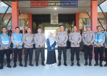 Kepala Kepolisian Daerah Kalimantan Tengah (Kapolda Kalteng), Irjen Pol Iwan Kurniawan, bersama Tim Biro Jianstra SSDM Mabes Polri meninjau pelaksanaan Tes Computer Assisted Test (CAT) psikologi bagi personel alih golongan dari Bintara (Ba) ke Perwira (Pa), Selasa (7/10/2025).