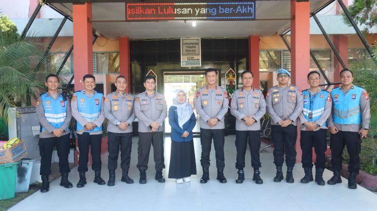 Kepala Kepolisian Daerah Kalimantan Tengah (Kapolda Kalteng), Irjen Pol Iwan Kurniawan, bersama Tim Biro Jianstra SSDM Mabes Polri meninjau pelaksanaan Tes Computer Assisted Test (CAT) psikologi bagi personel alih golongan dari Bintara (Ba) ke Perwira (Pa), Selasa (7/10/2025).