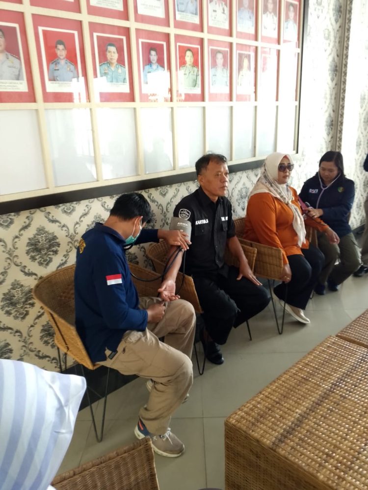 Seksi Kedokteran dan Kesehatan (Sidokkes) Polresta Palangka Raya melaksanakan kegiatan pemeriksaan kesehatan rutin kepada seluruh personel, Selasa (7/10/2025).