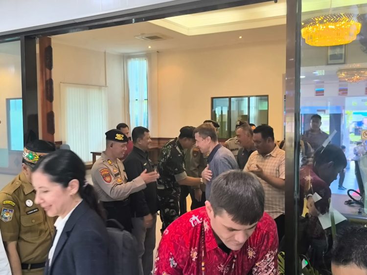 Polda Kalteng mengerahkan Satuan Pengamanan Objek Vital (Satpamobvit) kesatuannya untuk turut andil menjaga keamanan selama kunjungan rombongan Duta Besar (Dubes) Federasi Rusia di wilayah hukumnya.