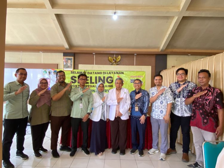 Warga Desa Kracak, Kecamatan Ajibarang, menyambut dengan penuh antusias kegiatan Spesialis Keliling (SPELING) yang digelar oleh RS Hermina Purwokerto bekerja sama dengan Puskesmas Ajibarang I dan Pemerintah Desa Kracak, pada Rabu (8/10/2025) di Balai Desa Kracak.