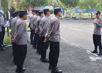 Waspers dilakukan dengan mengecek absensi personel dari setiap satfung saat pelaksanaan apel di lapangan Mapolresta Palangka Raya, Jalan Tjilik Riwut Km. 3,5, Kota Palangka Raya, Kalimantan Tengah, Rabu (8/10/2025) pagi.