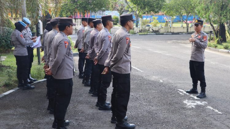 Waspers dilakukan dengan mengecek absensi personel dari setiap satfung saat pelaksanaan apel di lapangan Mapolresta Palangka Raya, Jalan Tjilik Riwut Km. 3,5, Kota Palangka Raya, Kalimantan Tengah, Rabu (8/10/2025) pagi.