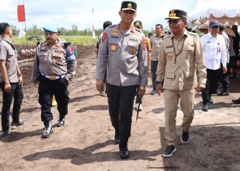 Kapolda Kalteng Irjen Pol Iwan Kurniawan, S.IK., M.Si. bersama Gubernur H. Agustiar Sabran, S.IKom. dan forkopimda dengan melaksanakan Penanaman Jagung Serentak Kuartal IV di Lahan Perhutanan Sosial, Desa Pager, Kec. Rakumpit, Kota Palangka Raya, Rabu (8/10/2025).