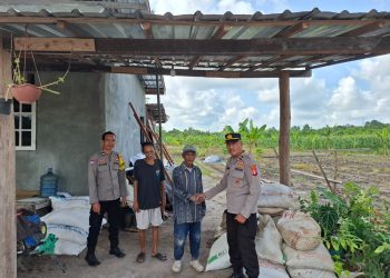 Polsek Bukit Batu Polresta Palangka Raya melaksanakan kegiatan penyerahan bantuan pupuk kepada masyarakat binaan, Rabu (8/10/2025).