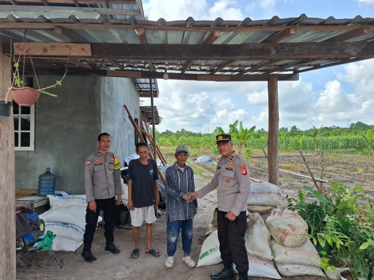 Polsek Bukit Batu Polresta Palangka Raya melaksanakan kegiatan penyerahan bantuan pupuk kepada masyarakat binaan, Rabu (8/10/2025).