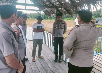 jajaran Polsek Bukit Batu Polresta Palangka Raya melaksanakan kegiatan pengecekan lahan yang akan digunakan untuk penanaman jagung di wilayah Kecamatan Bukit Batu, Rabu (8/10/2025).