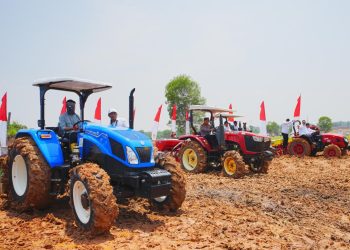 Wakil Presiden Gibran Rakabuming Raka memimpin penanaman jagung serentak kuartal IV Polri dalam rangka mendukung swasembada pangan di Desa Bantar Panjang, Tigaraksa, Kabupaten Tangerang, Banten, Rabu (8/10/2025).