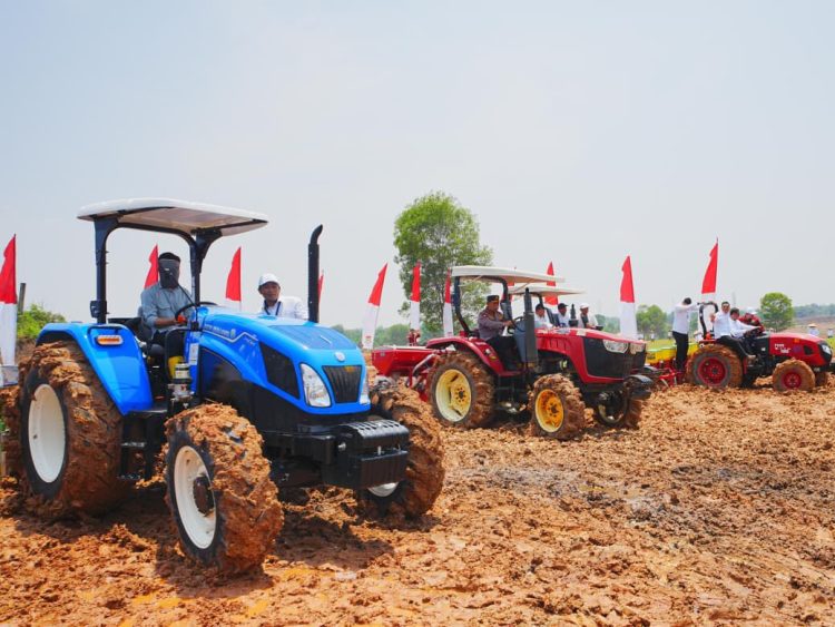 Wakil Presiden Gibran Rakabuming Raka memimpin penanaman jagung serentak kuartal IV Polri dalam rangka mendukung swasembada pangan di Desa Bantar Panjang, Tigaraksa, Kabupaten Tangerang, Banten, Rabu (8/10/2025).