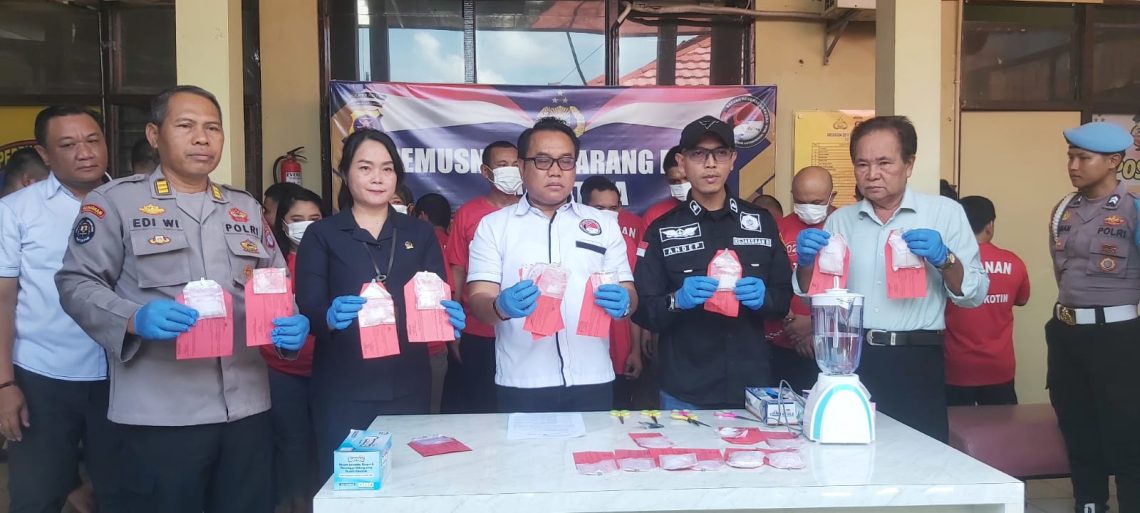 Pemusnahan sabu ini dilakukan di depan ruang Unit Sat Narkoba oleh Kasat Narkoba AKP Suherman dengan didampingi Kasi Humas AKP EdyWiyoko,S.E. disaksikan langsung oleh tersangka dan instansi terkait dari Kejaksaan, Pengadilan Negeri, Penasehat Hukum dan awak media pada hari Rabu pagi (08/10/2025).
