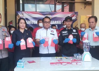Pemusnahan sabu ini dilakukan di depan ruang Unit Sat Narkoba oleh Kasat Narkoba AKP Suherman dengan didampingi Kasi Humas AKP EdyWiyoko,S.E. disaksikan langsung oleh tersangka dan instansi terkait dari Kejaksaan, Pengadilan Negeri, Penasehat Hukum dan awak media pada hari Rabu pagi (08/10/2025).
