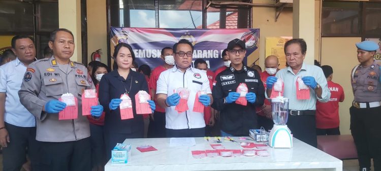 Pemusnahan sabu ini dilakukan di depan ruang Unit Sat Narkoba oleh Kasat Narkoba AKP Suherman dengan didampingi Kasi Humas AKP EdyWiyoko,S.E. disaksikan langsung oleh tersangka dan instansi terkait dari Kejaksaan, Pengadilan Negeri, Penasehat Hukum dan awak media pada hari Rabu pagi (08/10/2025).