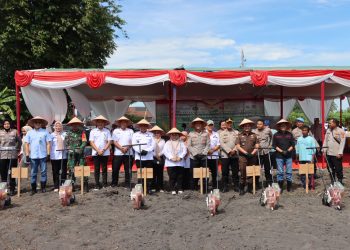 Polres Ogan Ilir melaksanakan kegiatan penanaman jagung serentak kuartal IV di lahan perhutanan sosial dalam rangka mendukung program swasembada pangan tahun 2025, yang digelar secara virtual melalui video conference serentak di seluruh Indonesia.