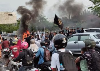 Puluhan mahasiswa yang tergabung dalam Fraksi Mahasiswa Sulawesi Selatan kembali menggelar aksi unjuk rasa di depan Kantor Wilayah Kementerian Hukum dan HAM (Kemenkumham) Sulsel, Rabu (8/10/2025)