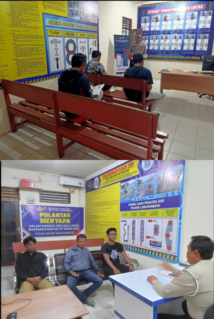 Sat Lantas Polres Labuhanbatu memberikan pencerahan kepada para pemohon SIM sebelum melaksanakan Uji Teori dan Uji Praktek SIM, Kamis (09/10/2025).