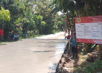Pemerintahan Desa Mampir Merealisasikan Bankeu Infrastruktur Desa Melaksanakan Betonisasi Jalan Lingkungan. (Foto. Dok: RH/Mitrapolri.com)