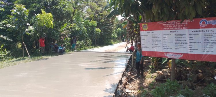 Pemerintahan Desa Mampir Merealisasikan Bankeu Infrastruktur Desa Melaksanakan Betonisasi Jalan Lingkungan. (Foto. Dok: RH/Mitrapolri.com)