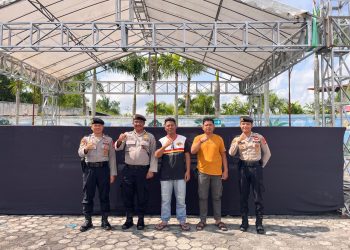 Satpamobvit Polresta Palangka Raya memberikan arahan dan pendampingan kepada panitia pelaksana di Kalawa Water Park, Kamis (9/10/2025).