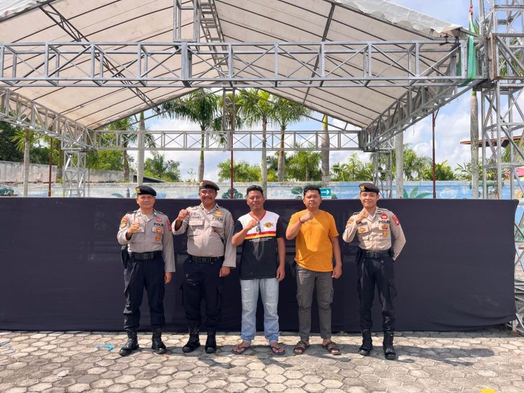 Satpamobvit Polresta Palangka Raya memberikan arahan dan pendampingan kepada panitia pelaksana di Kalawa Water Park, Kamis (9/10/2025).