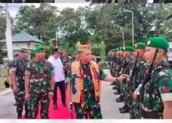 Panglima Komando Daerah Militer (Pangdam) XXII/Tambun Bungai, Mayjen TNI Zainul Arifin, S.A.P., M.Sc., memberikan pengarahan kepada seluruh prajurit 1017/Lamandau dalam rangka kunjungan kerjanya ke wilayah Kabupaten Lamandau, Rabu (8/10/2025).