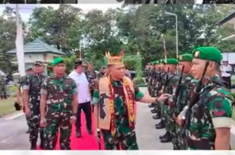 Panglima Komando Daerah Militer (Pangdam) XXII/Tambun Bungai, Mayjen TNI Zainul Arifin, S.A.P., M.Sc., memberikan pengarahan kepada seluruh prajurit 1017/Lamandau dalam rangka kunjungan kerjanya ke wilayah Kabupaten Lamandau, Rabu (8/10/2025).