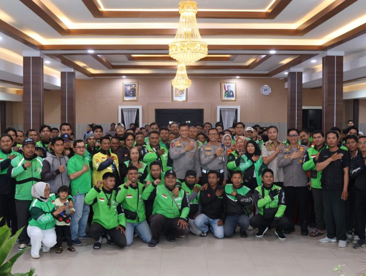 Kapolda Kalteng Irjen Pol Iwan Kurniawan, S.IK., M.Si. dengan menginisiasi kegiatan bersama masyarakat yang tergabung dalam komunitas ojek online (ojol), bertajuk 'Ngobrol Kamtibmas', bertempat di Aula Arya Dharma, Mapolda setempat, Jumat (10/10/2025).