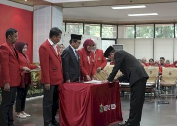 Kegiatan tersebut juga dirangkaikan dengan penyerahan Surat Keputusan Jabatan Profesor dan penerimaan kembali dosen lulusan Program Doktor (S3). Turut hadir Ketua Majelis Wali Amanat (MWA), Senat Akademik, para Wakil Rektor, Direktur, Kepala Biro, para Dekan, serta keluarga pejabat yang dilantik.