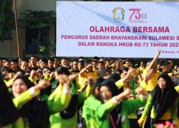Deru musik senam, tawa ceria, dan semangat kebersamaan tampak menyatu dalam kegiatan olahraga bersama yang digelar Bhayangkari Daerah Sulsel dalam rangka Hari Kesatuan Gerak Bhayangkari (HKGB) ke-73 Tahun 2025.